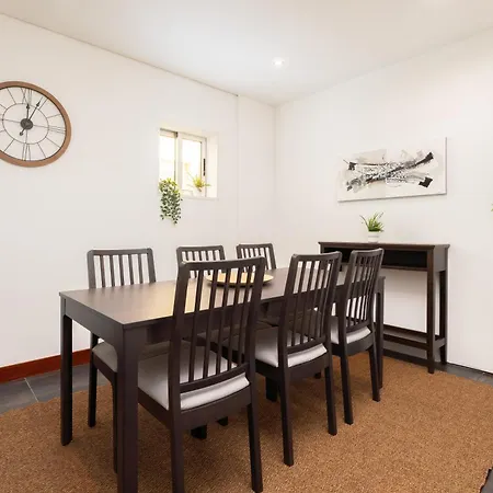 Host Wise - Charming Spacious Duplex House *